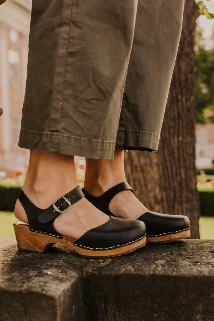 Jade Lantern Clogs – Black
